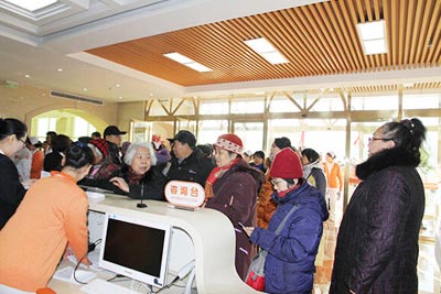 患者在精诚博爱康复医院导医大厅咨询康复治疗