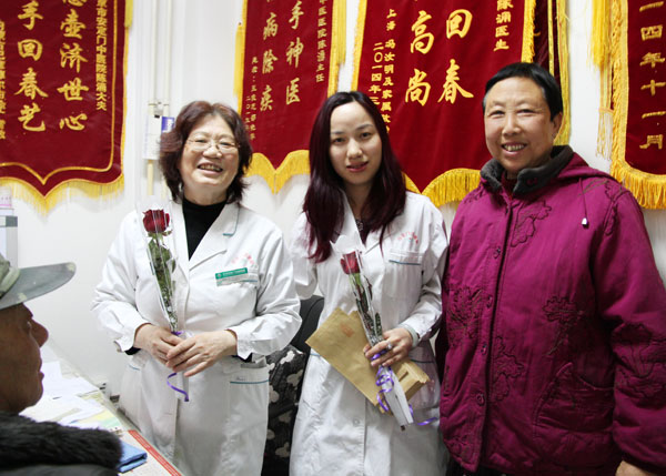 阮盛艳副院长为肿瘤科主任陈涌赠送鲜花