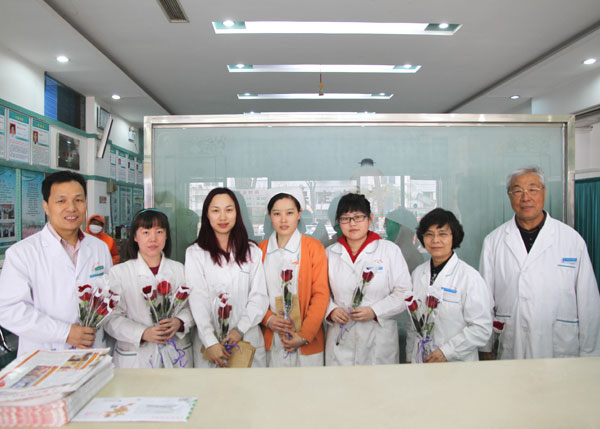 院领导向前台导医赠送节日鲜花和慰问金