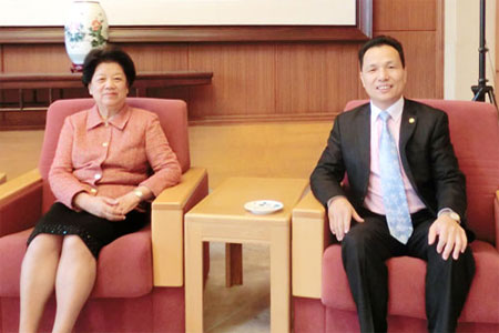 陈至立副委员长接见安定门中医院刘文华院长