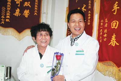 刘文华院长慰问中医内科主任朱春芳