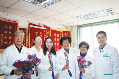 院领导慰问中医妇科杨玉英主任和闫建芳医师