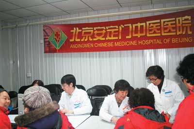 中国中医科学院博士为社区居民把脉