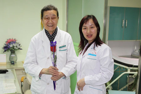 三八妇女节鲜花送给安定门中医院西医妇科的老专家郭玉香