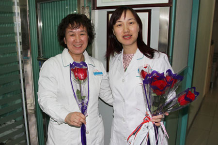 三八妇女节鲜花送给安定门中医院2015年度优秀员工于军民