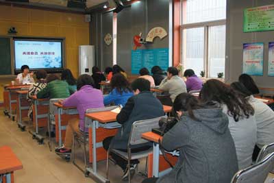 安外三条小学老师认真听中医科普讲座