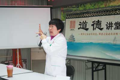 张跃琴医师在上龙西里社区开展防雾霾知识讲座