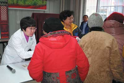 张跃琴医师向小黄庄社区居民传授健康知识