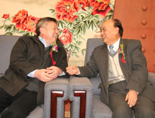 周立孝会长与尉敏廷教授交谈