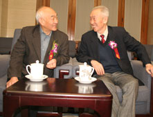 齐谋甲局长与田景福局长一起谈