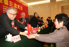 于生龙局长为朱春芳颁发颁发大医精诚奖