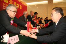 于生龙局长为张以杰教授颁发大医精诚奖